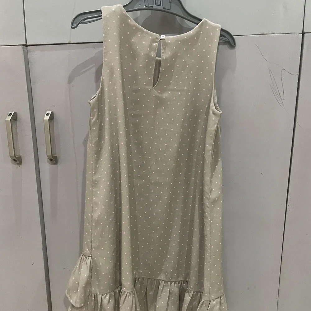 H&M sleeveless georgette material, frills at the front bottom. Size 4-6 year - Picture 2 of 4